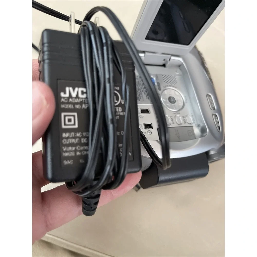 JVC GR-D250U Mini DV Camcorder WITH CHARGER ,c1 , (not Working) Code 6
